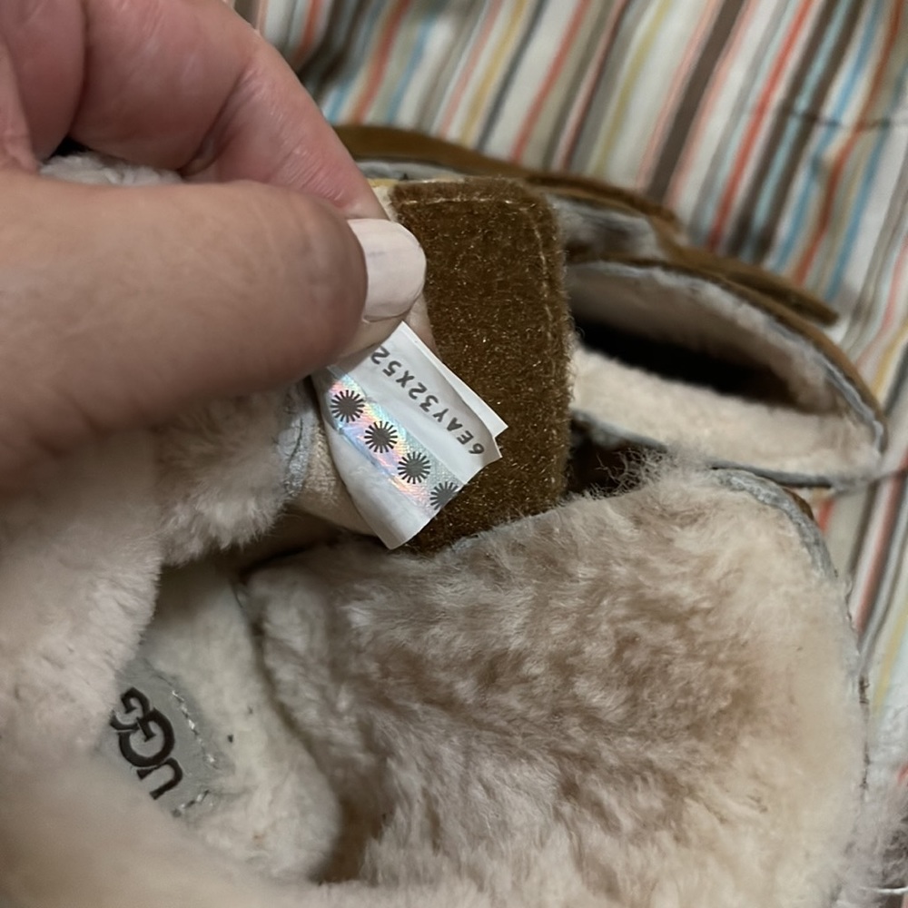 UGG - Picture 4 of 5